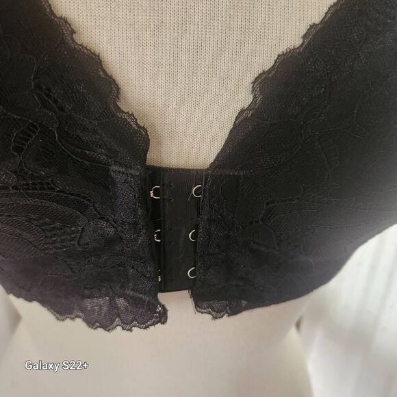 Black lace front hook bralette - Picture 4 of 9